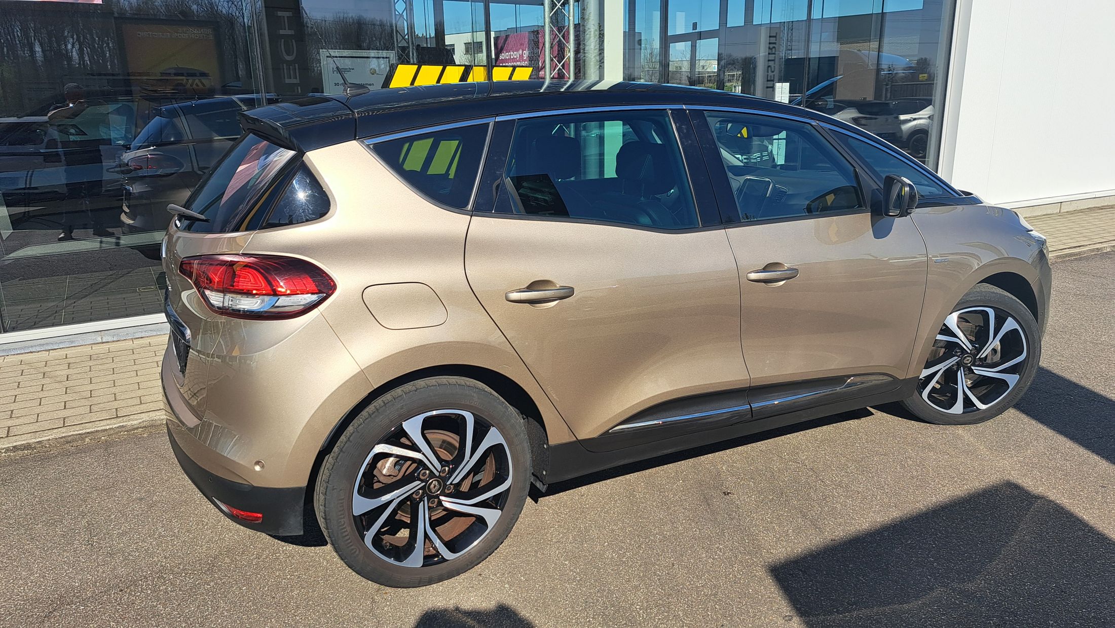 Renault Scenic Bose 1332 cc 140 Pk, wegklapbare trekhaak, dodehoekwaarschuwing, camera