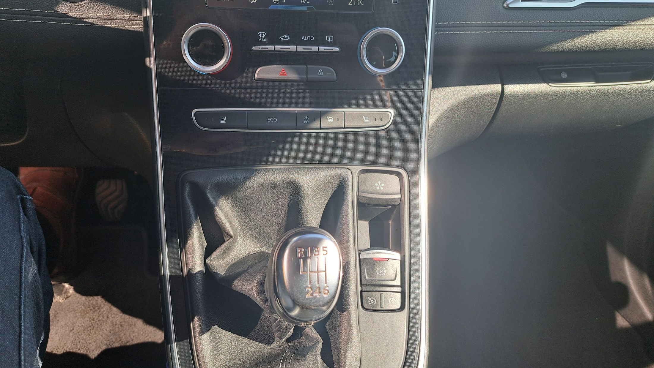 Renault Scenic Bose 1332 cc 140 Pk, wegklapbare trekhaak, dodehoekwaarschuwing, camera
