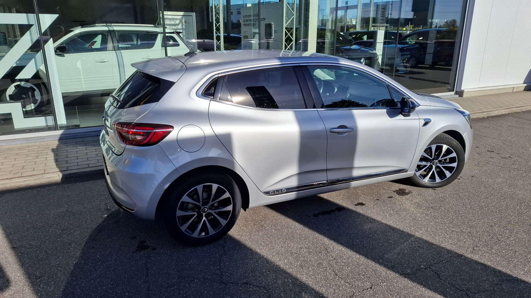 Renault Clio AUTOMAAT, 1332cc-130Pk, GPS, camera, airco, dodehoekwaarschuwing