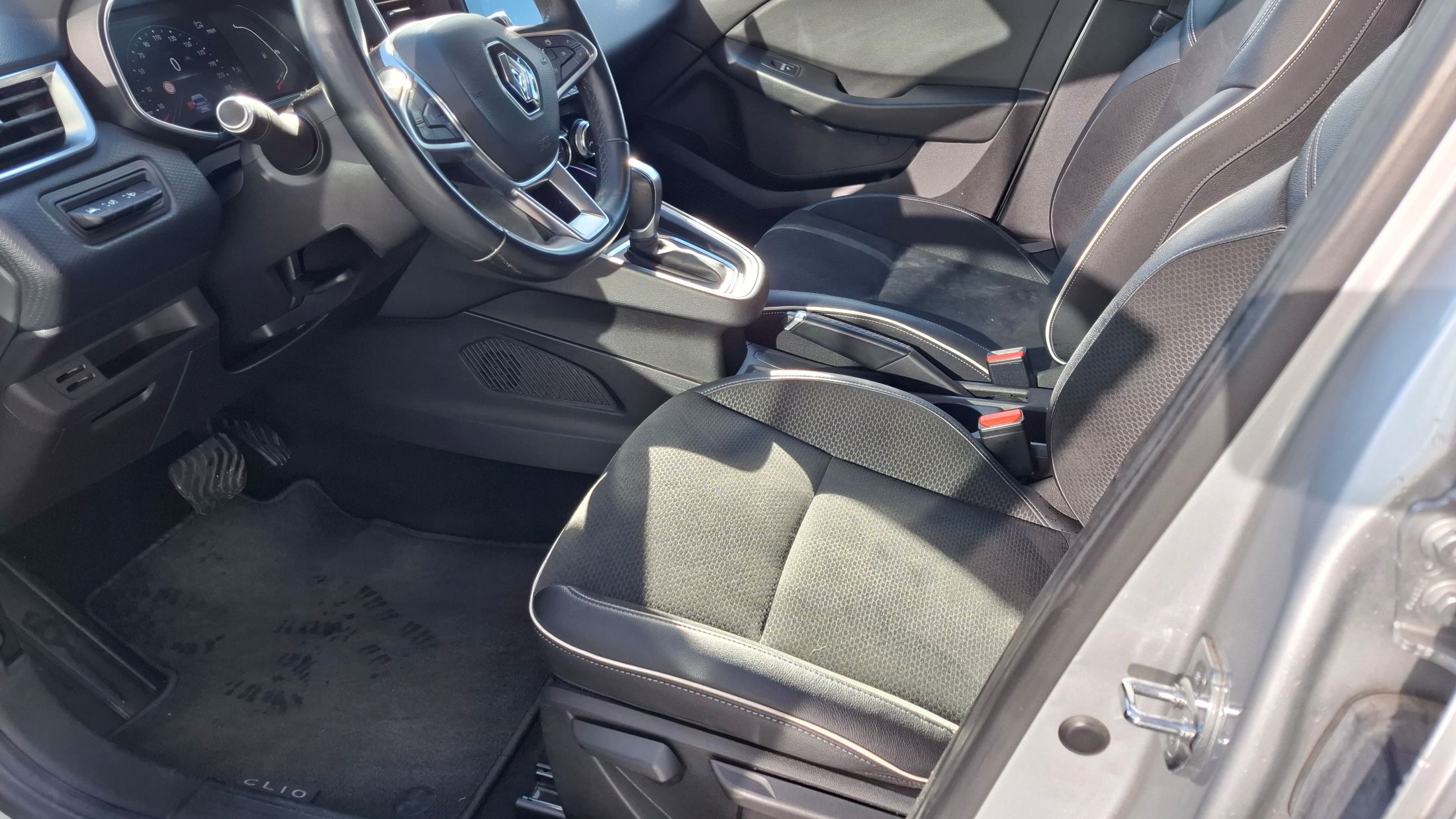 Renault Clio AUTOMAAT, 1332cc-130Pk, GPS, camera, airco, dodehoekwaarschuwing