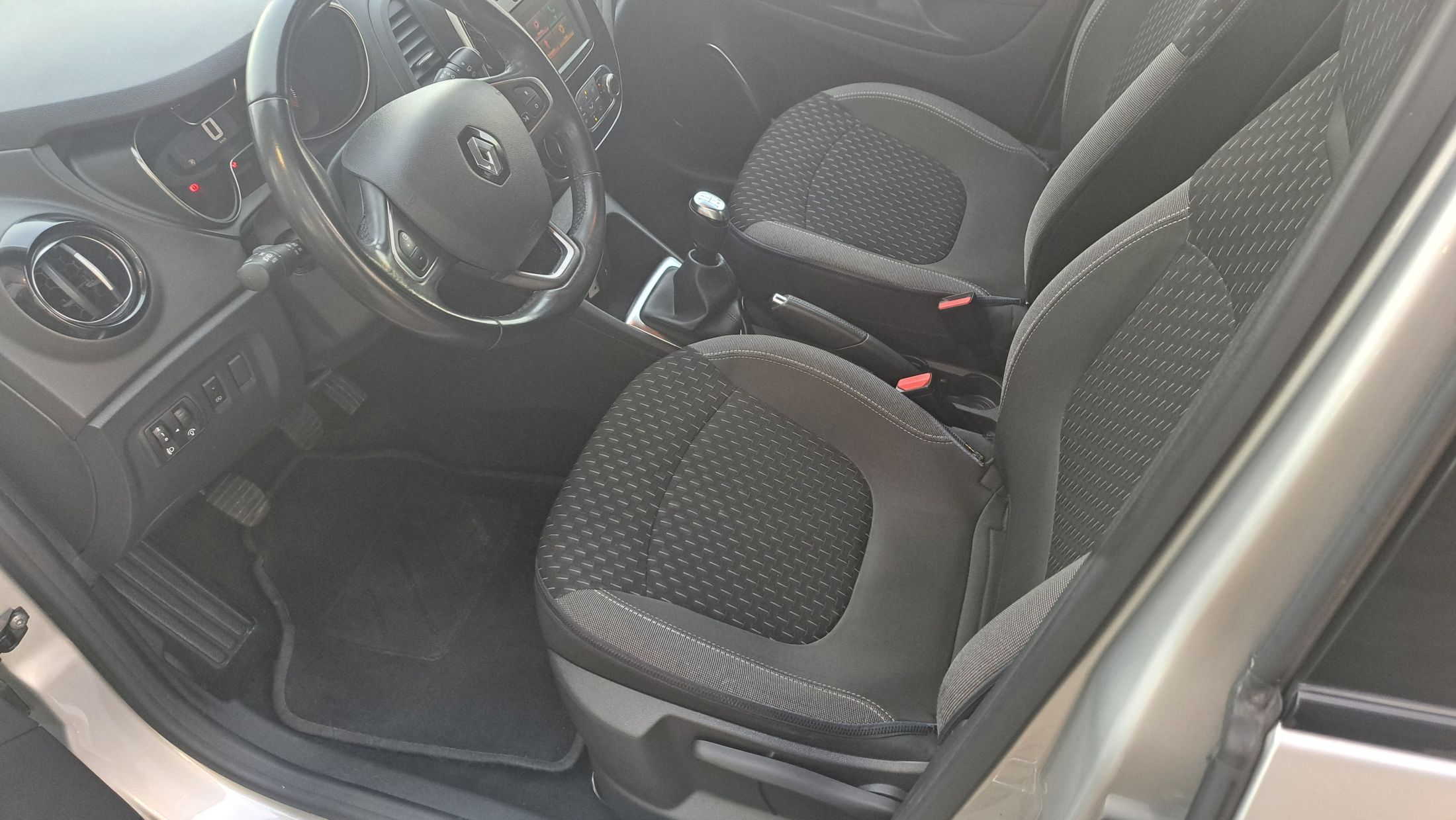 Renault Captur TCe 90, airco, GPS, sensor A, winter&zomerset op velg