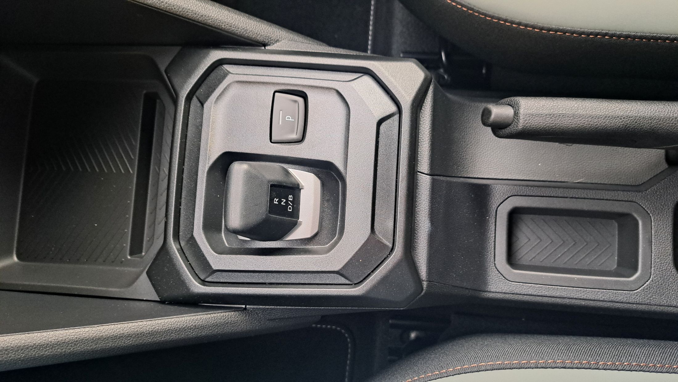 Dacia Duster Extreme Hybrid 140 Pk, 360 cam, GPS, dodehoekwaarschuwing.