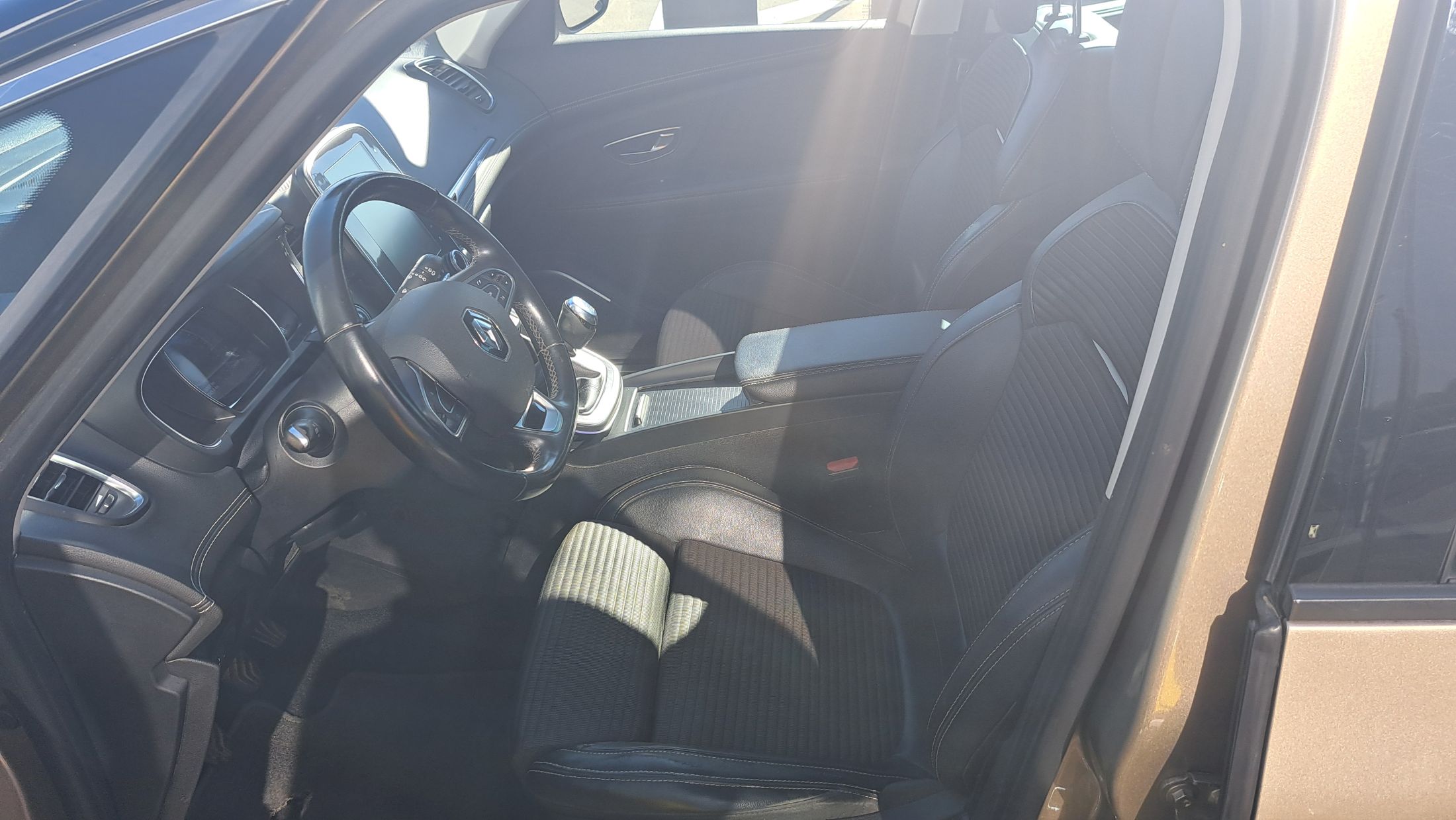 Renault Scenic Bose 1332 cc 140 Pk, wegklapbare trekhaak, dodehoekwaarschuwing, camera