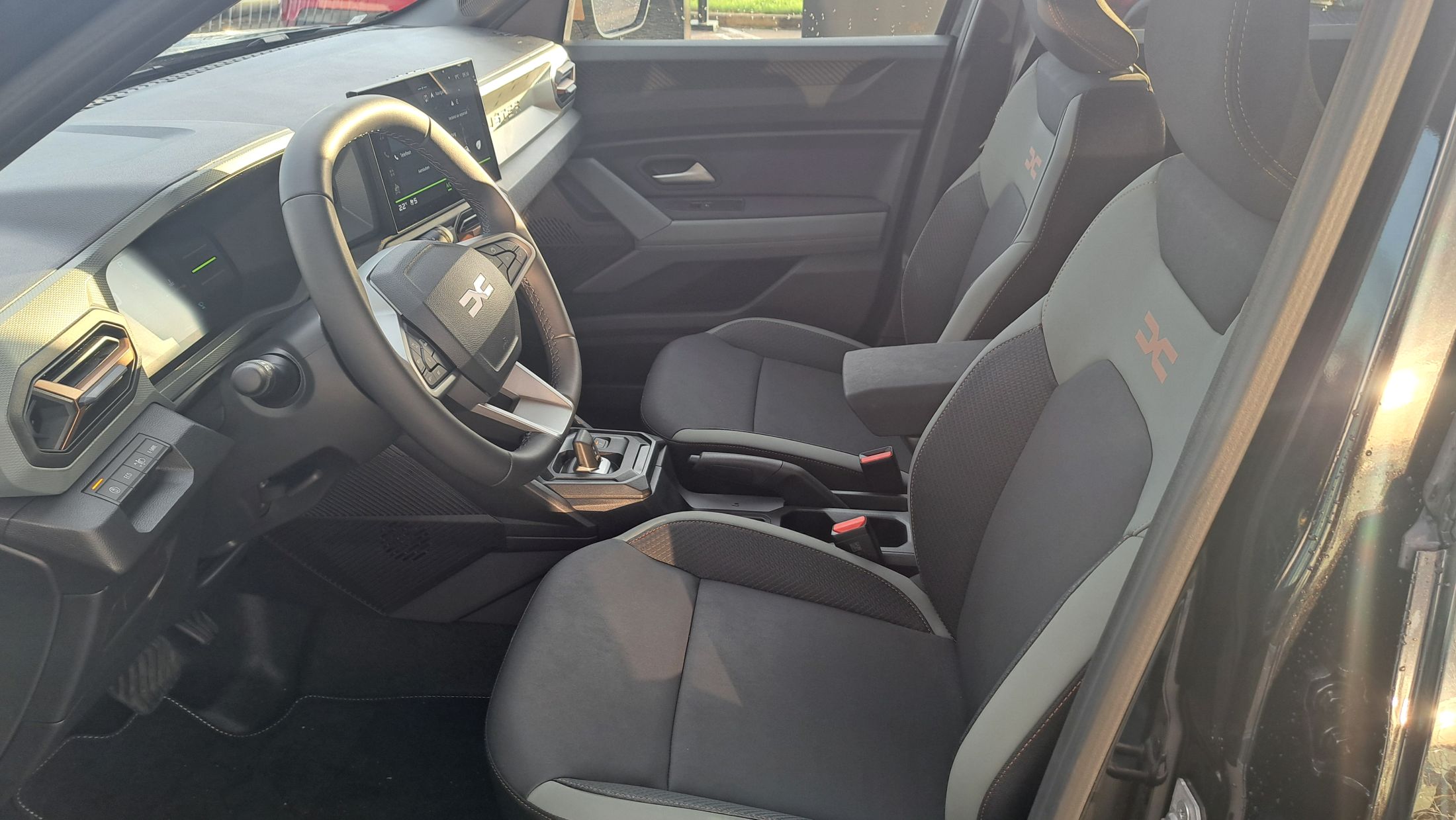 Dacia Duster Extreme Hybrid 140 Pk, 360 cam, GPS, dodehoekwaarschuwing.