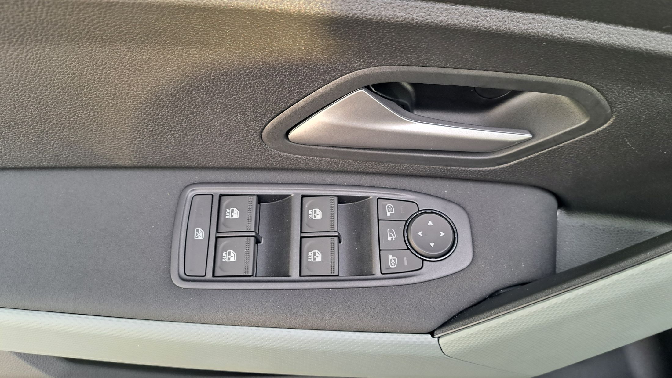 Dacia Duster Extreme Hybrid 140 Pk, 360 cam, GPS, dodehoekwaarschuwing.