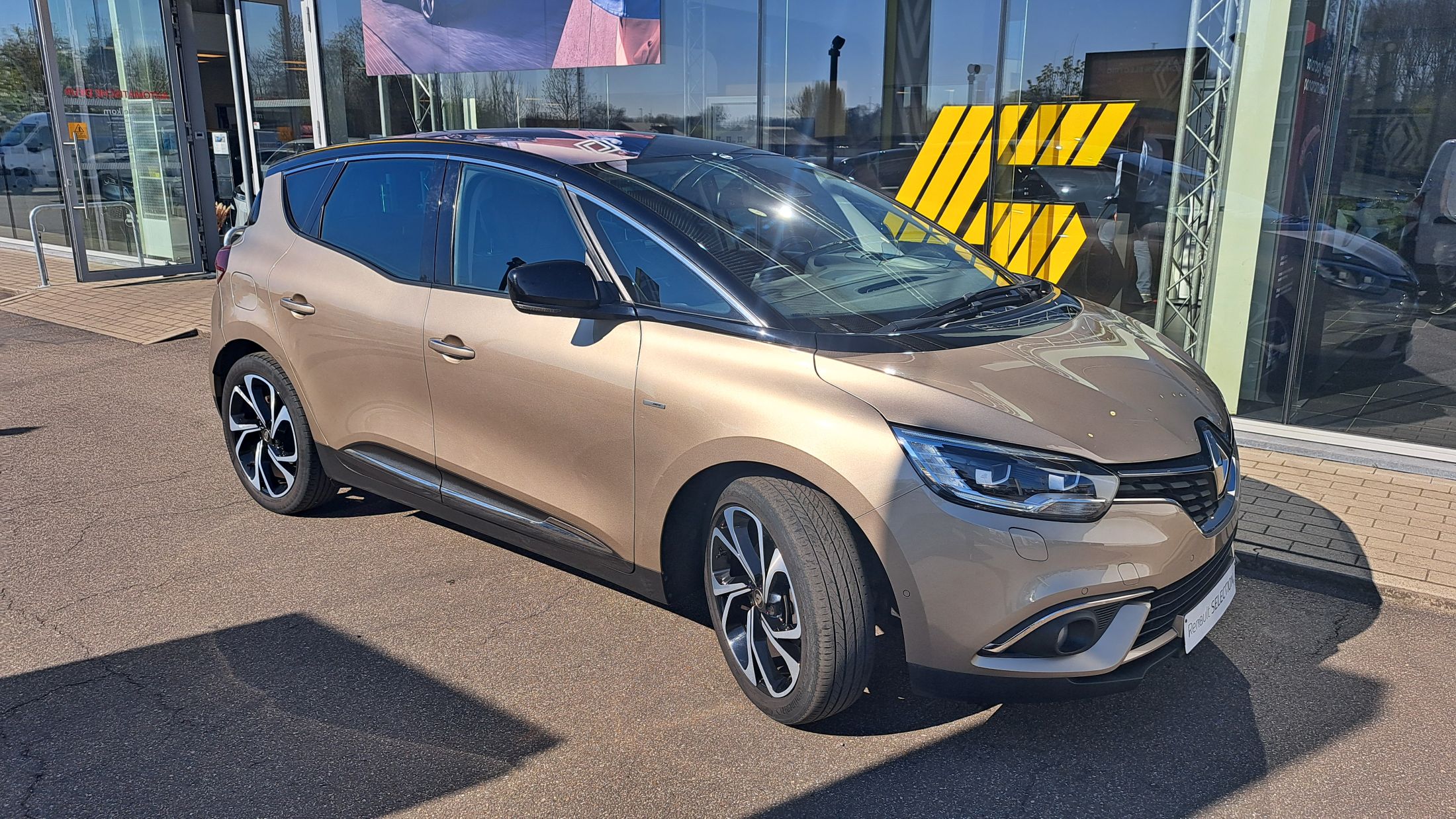 Renault Scenic Bose 1332 cc 140 Pk, wegklapbare trekhaak, dodehoekwaarschuwing, camera