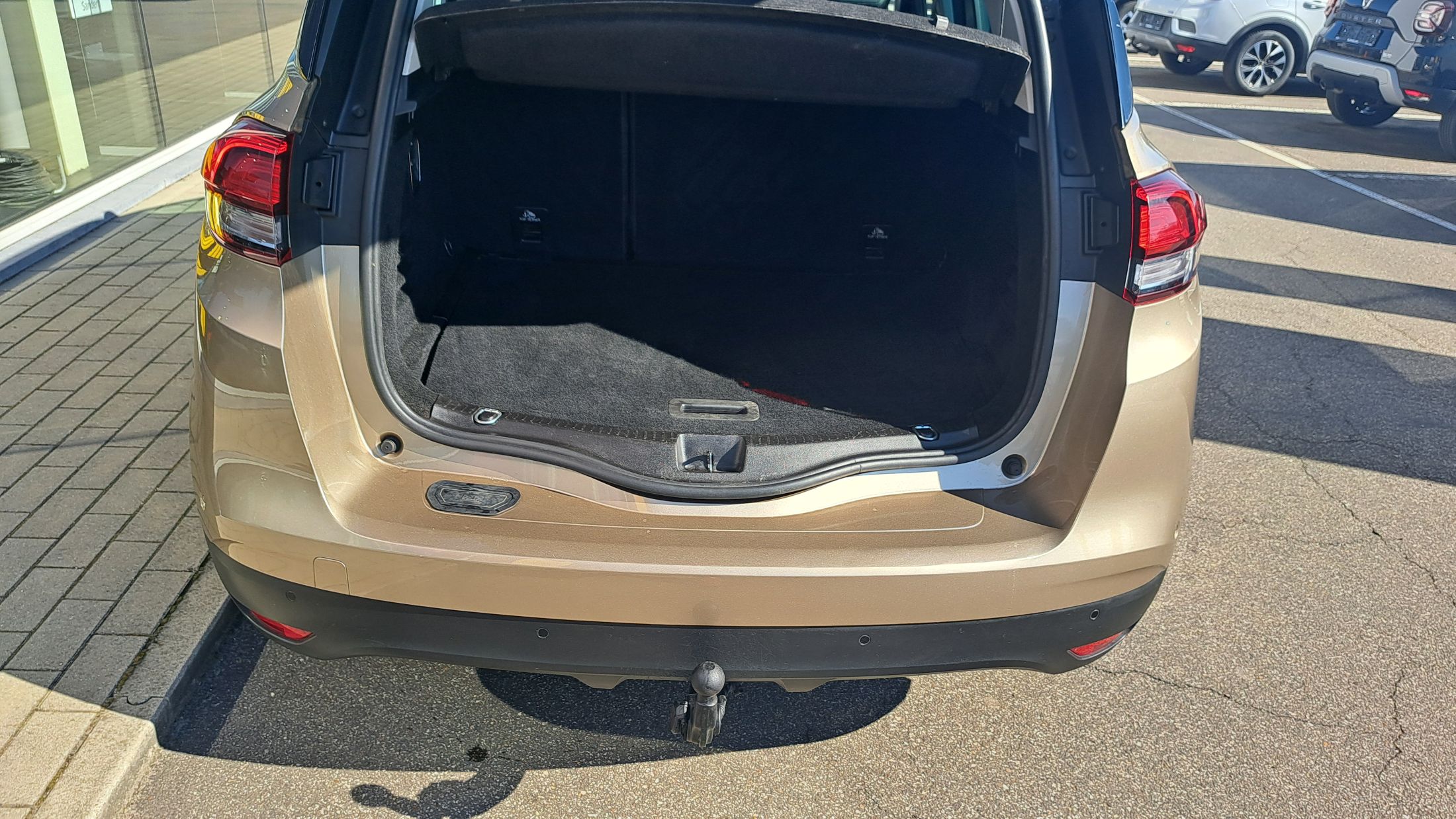 Renault Scenic Bose 1332 cc 140 Pk, wegklapbare trekhaak, dodehoekwaarschuwing, camera