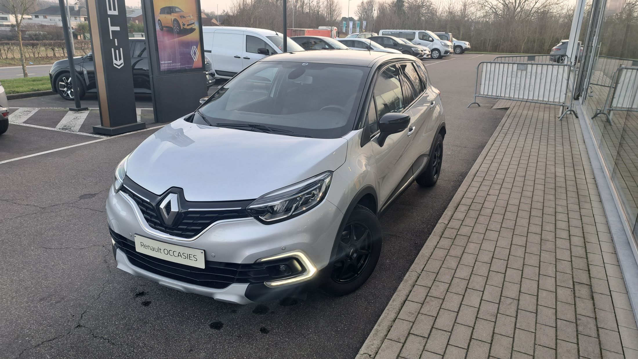 Renault Captur TCe 90, airco, GPS, sensor A, winter&zomerset op velg