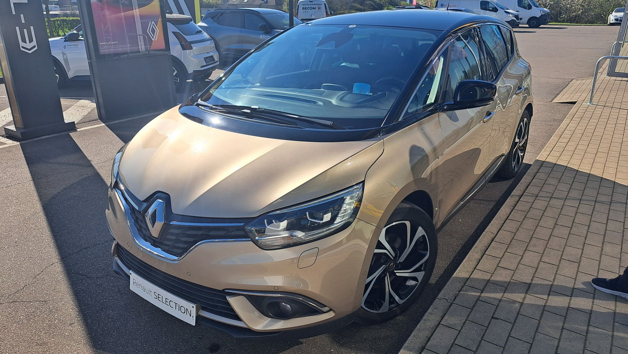 Renault Scenic Bose 1332 cc 140 Pk, wegklapbare trekhaak, dodehoekwaarschuwing, camera