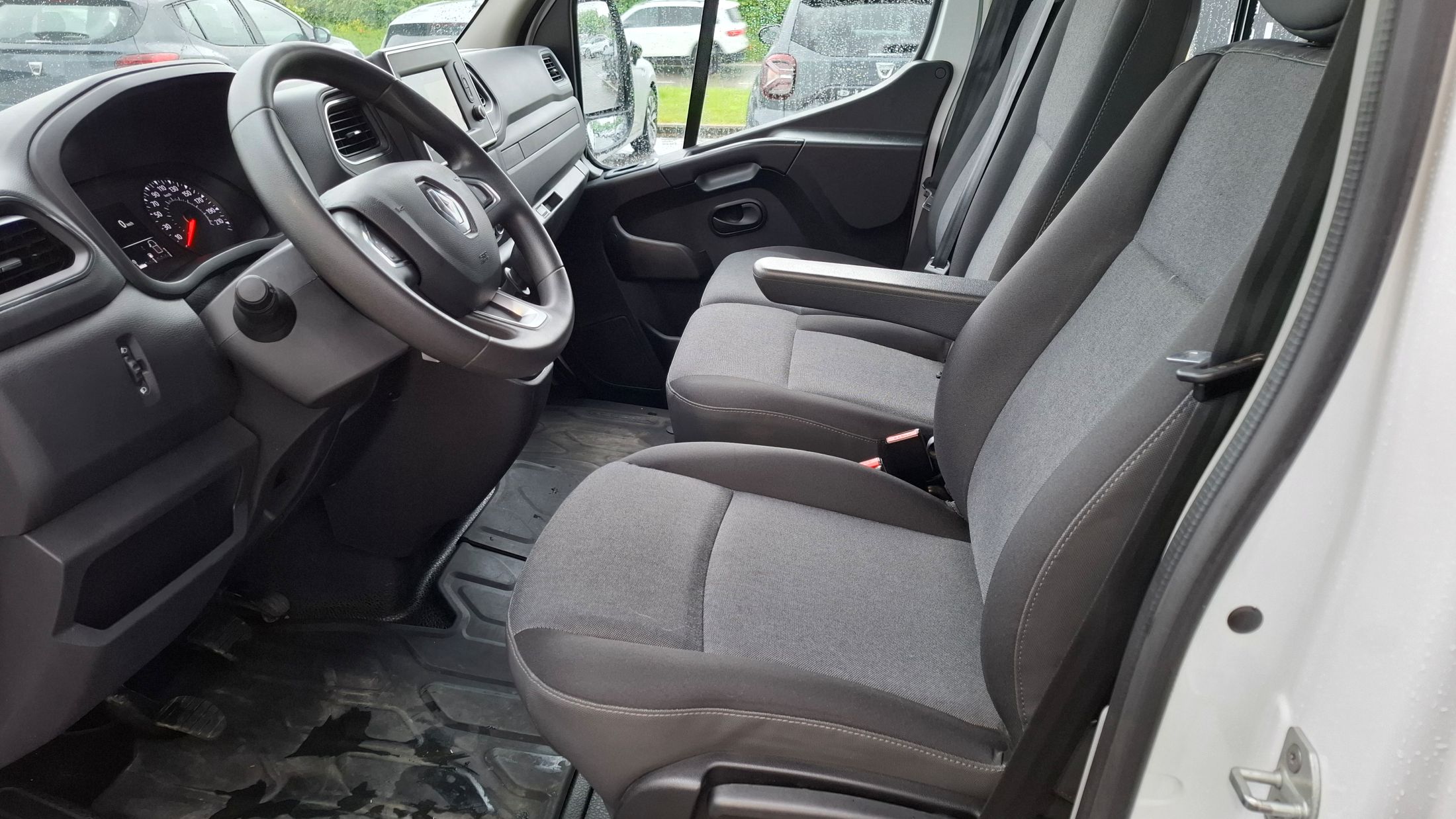 Renault Master dubbele cabine, open laadbak, trekhaak, GPS, 20450 ex. BTW